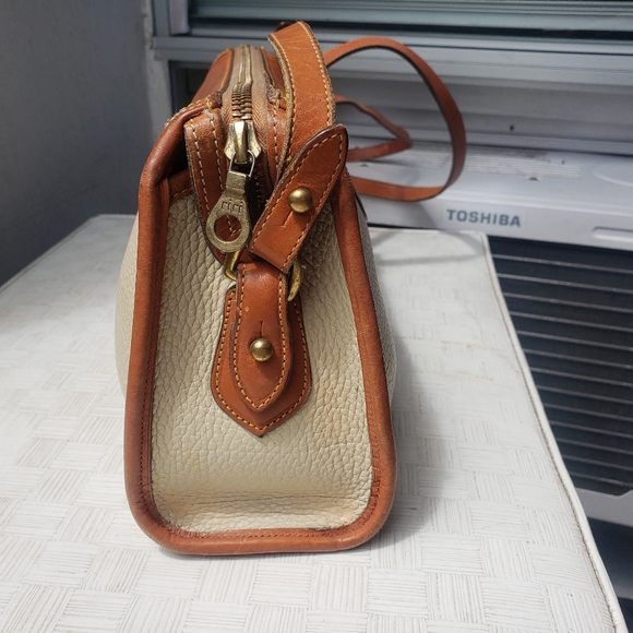 Vtg 90s Dooney & Bourke AW Beige British tan Pebbled Shoulder Bag - Picture 9 of 16